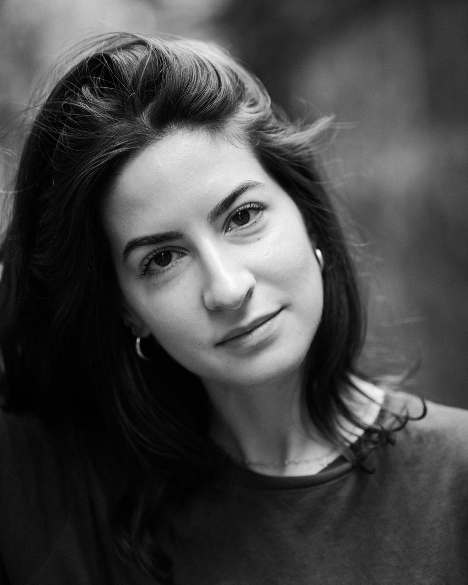 Portrait noir et blanc d'Estelle, cadrage serré, cheveux dans le vent