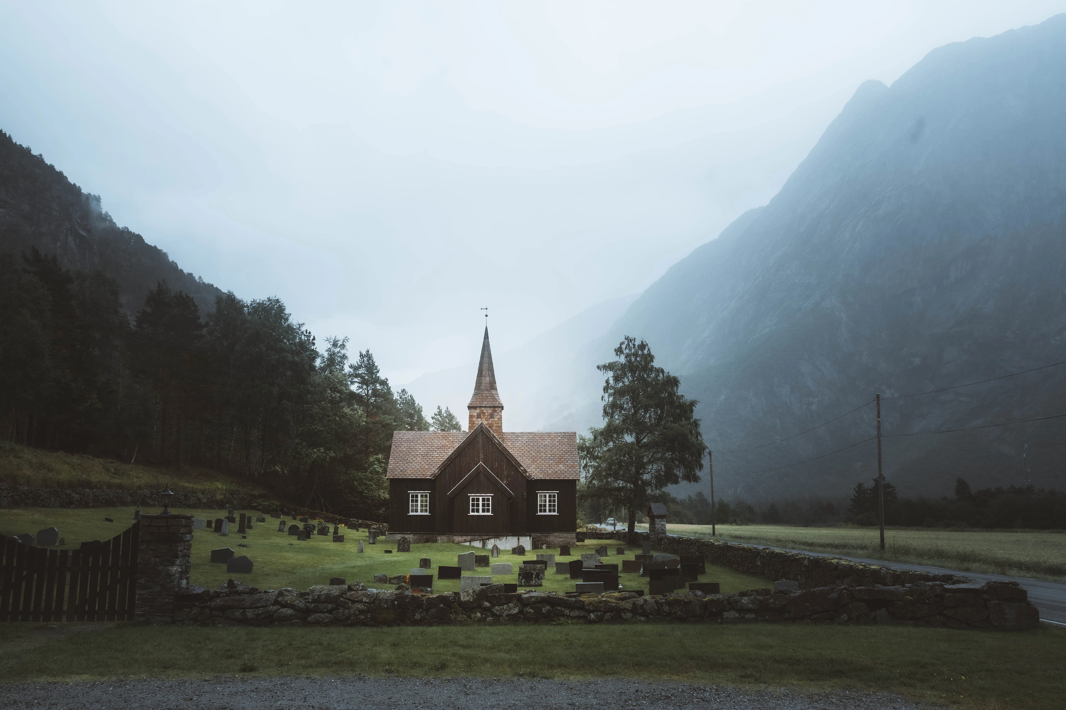 L'église noire sous la brume