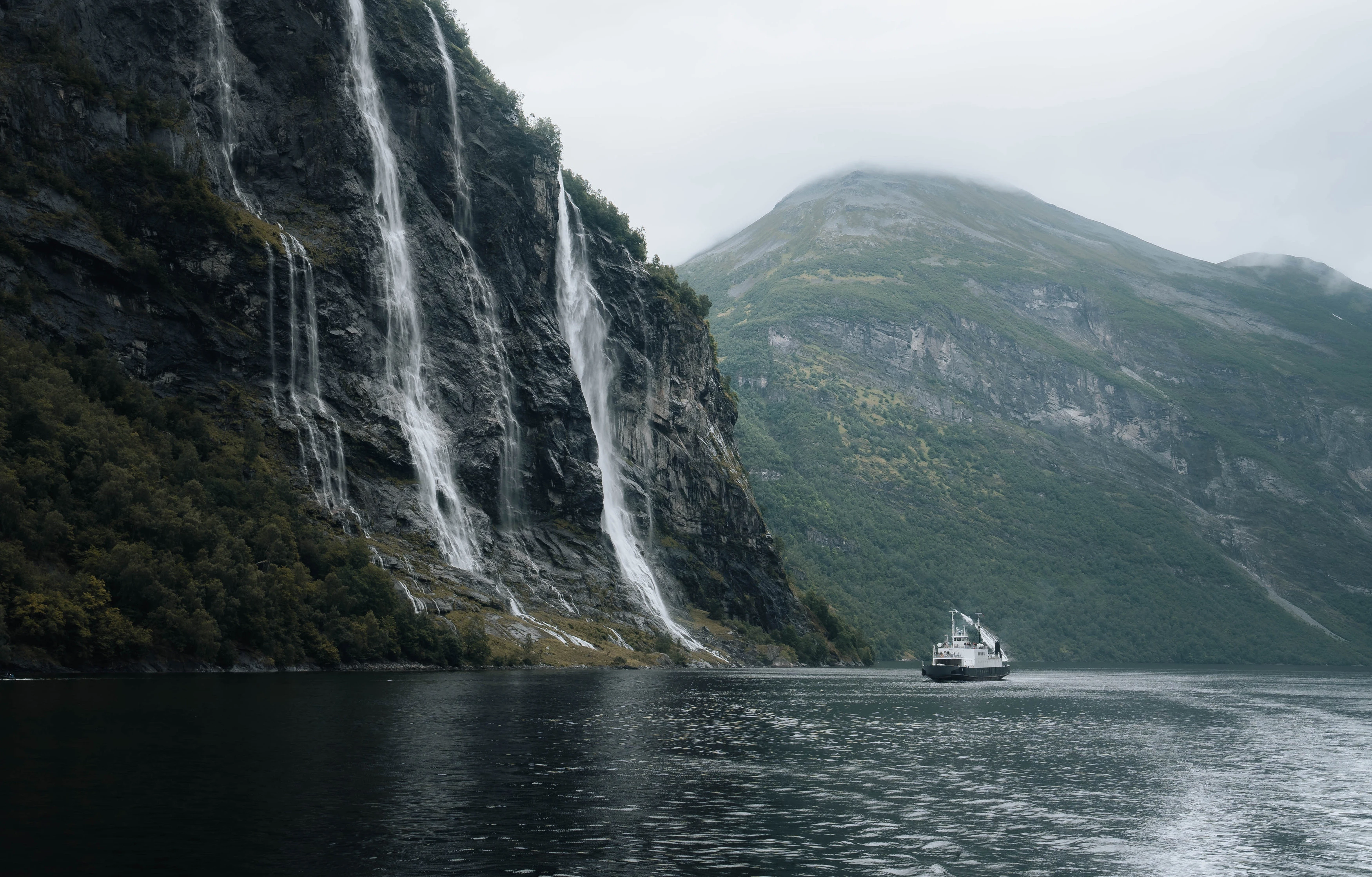 Les Sept Sœurs et le bateau